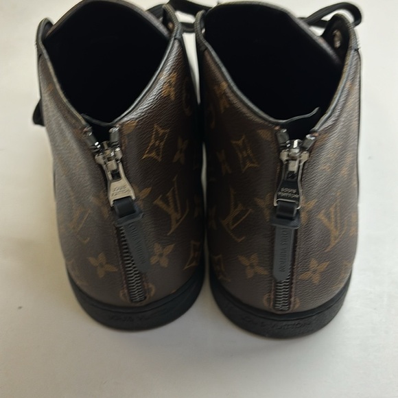 Louis Vuitton - Picture 6 of 12